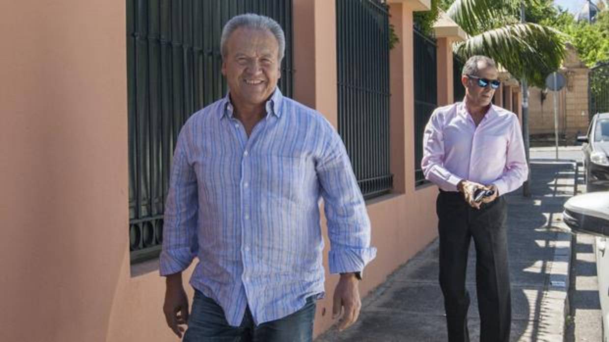 El exalcalde de Jerez de la Frontera Pedro Pacheco a su llegada a su domicilio tras su primer permiso