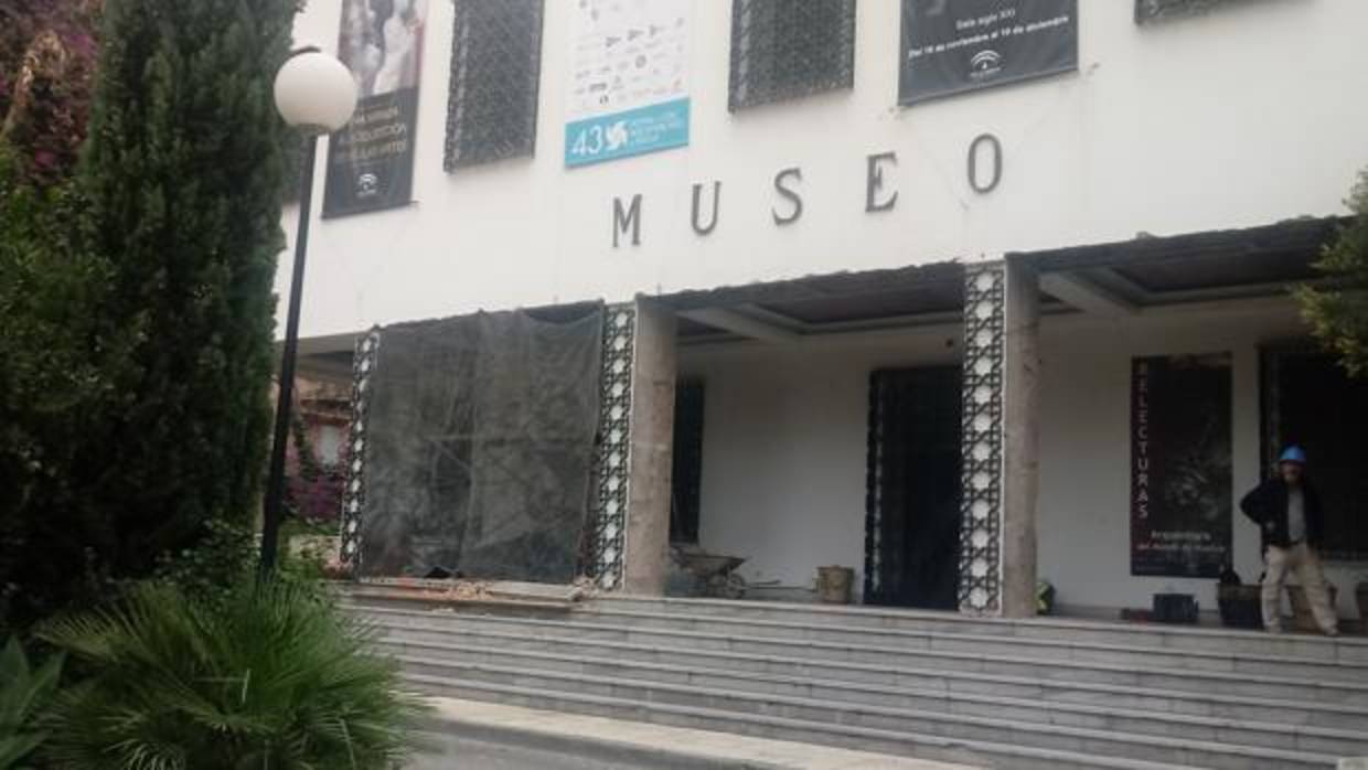 Acceso principal al Museo de Huelva, donde se ha producido el desprendimiento