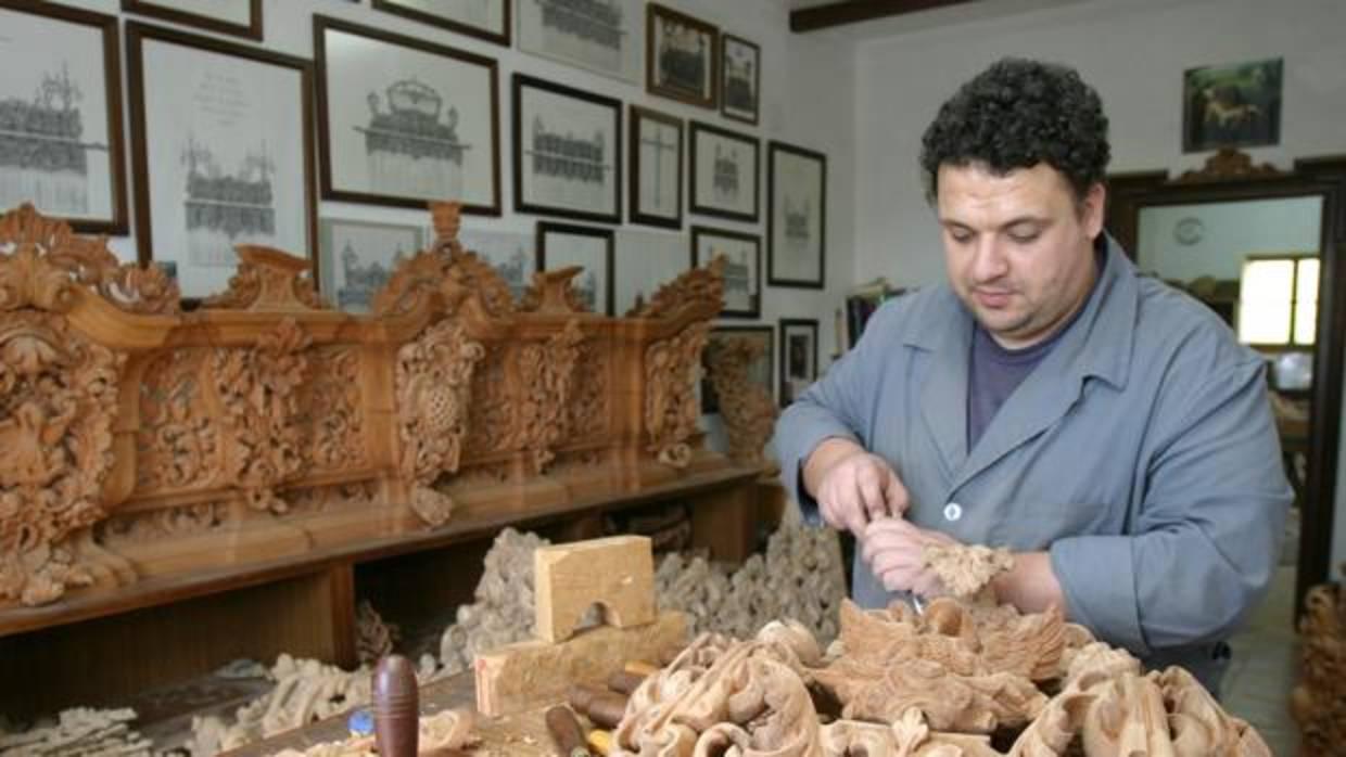 José María de la Higuera, trabajando en su taller