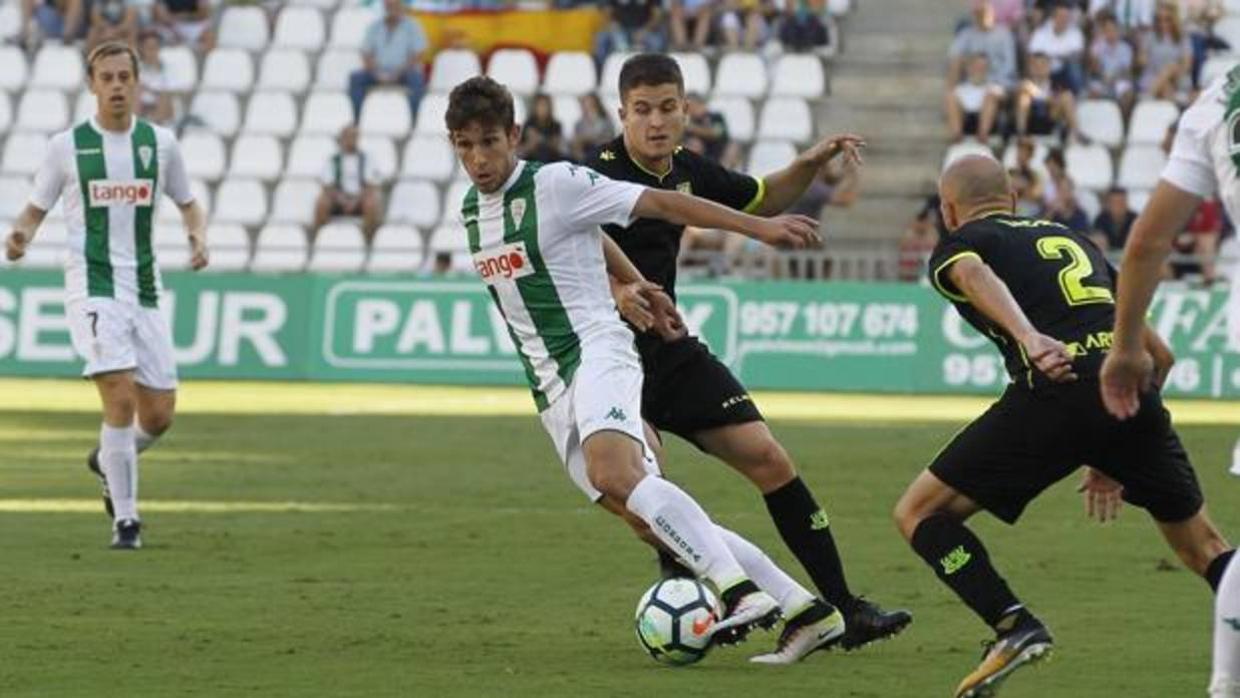 El lateral izquierdo del Córdoba B Mena, en el partido con el primer equipo ante el Alcorcón