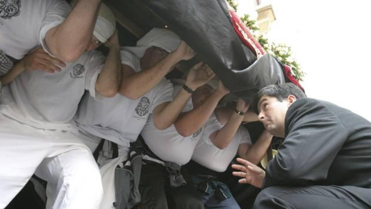 Costaleros escuchando las indicaciones del capataz