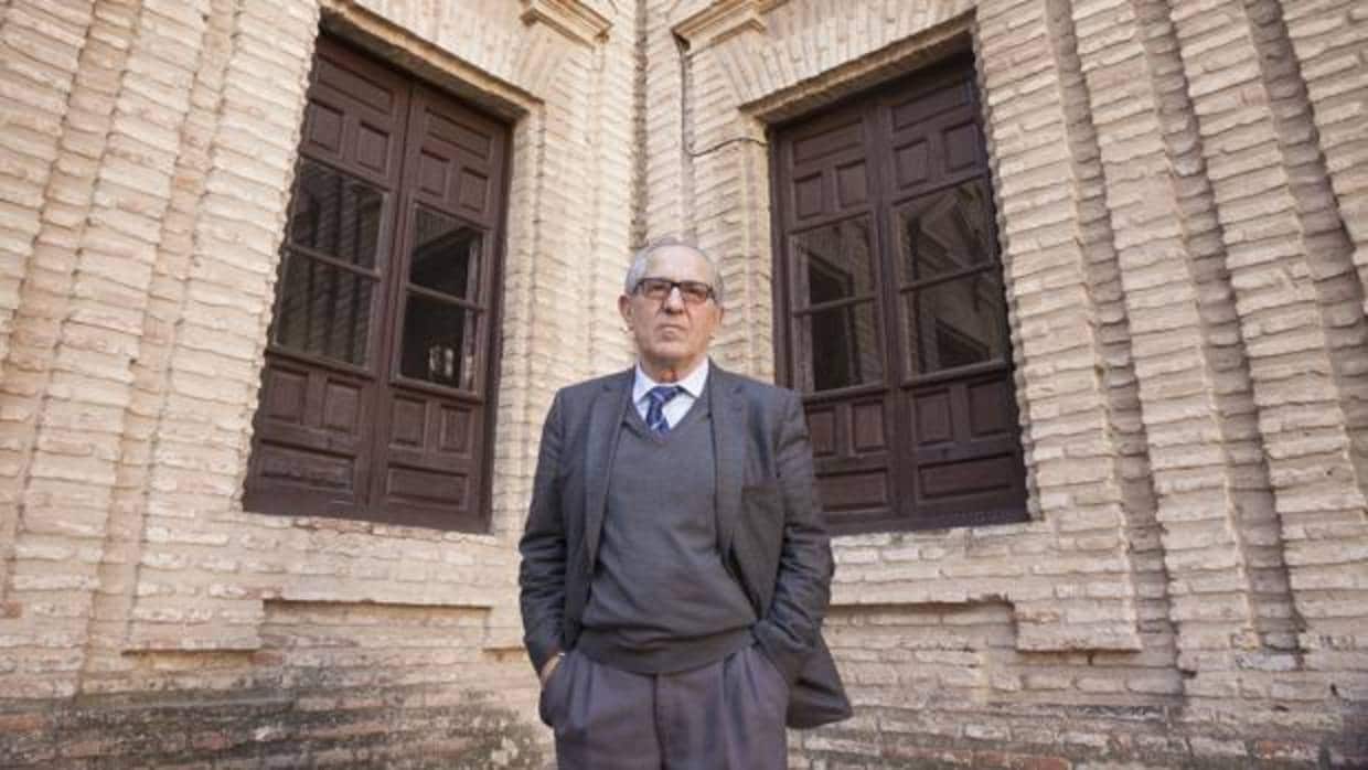José Manuel Cuenca Toribio, en el patio de la Facultad de Letras de Córdoba