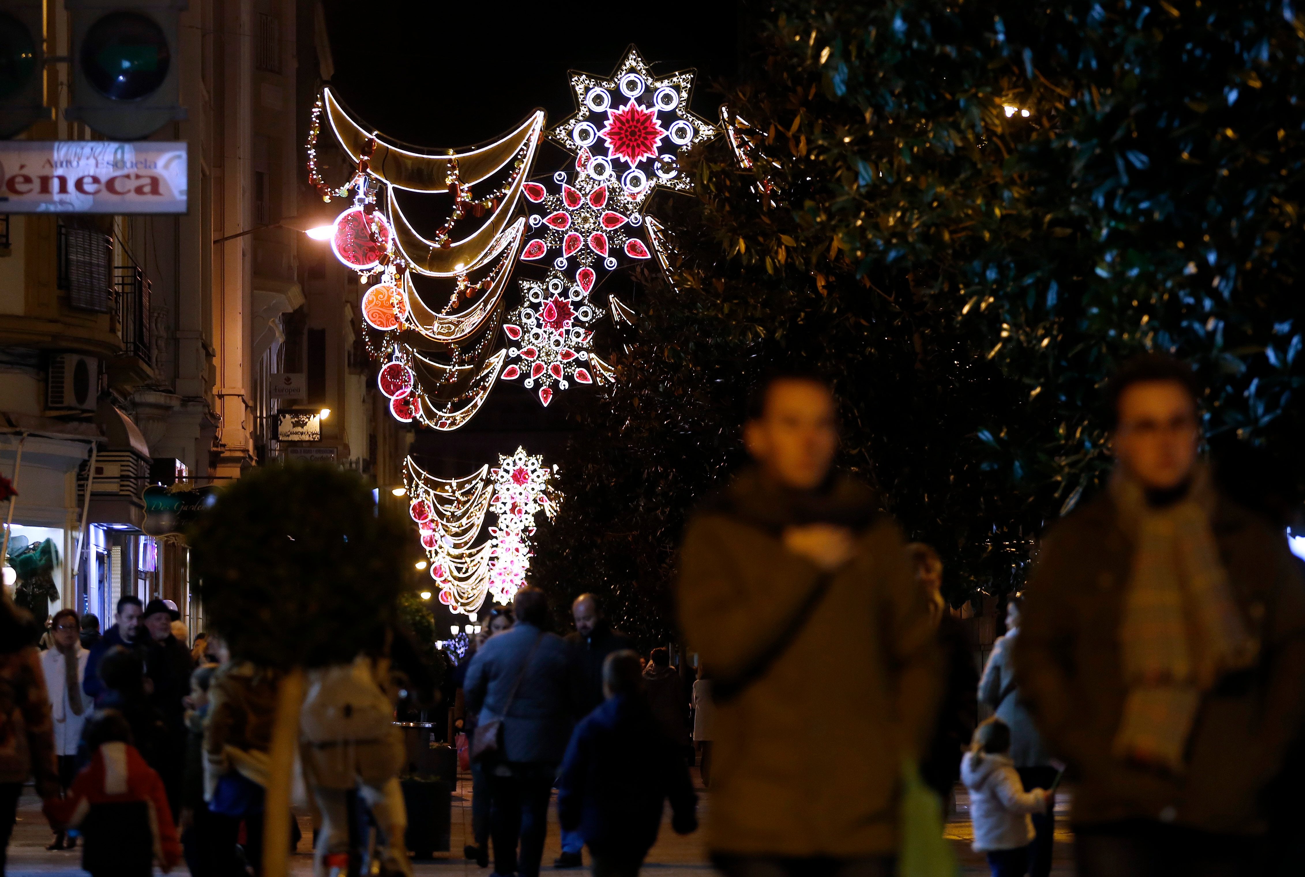 Paseantes por la calle Cruz Conde