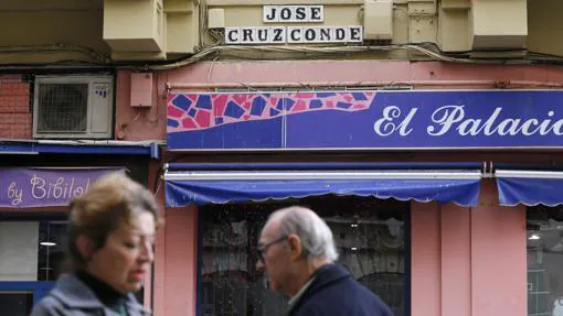 Detalla de la rotulación de la céntrica calle José Cruz Conde