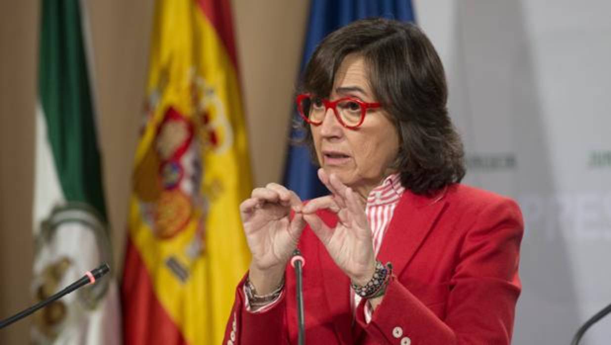 La Consejera de Justicia e Interior, Rosa Aguilar, presentando la nueva ley a los medios
