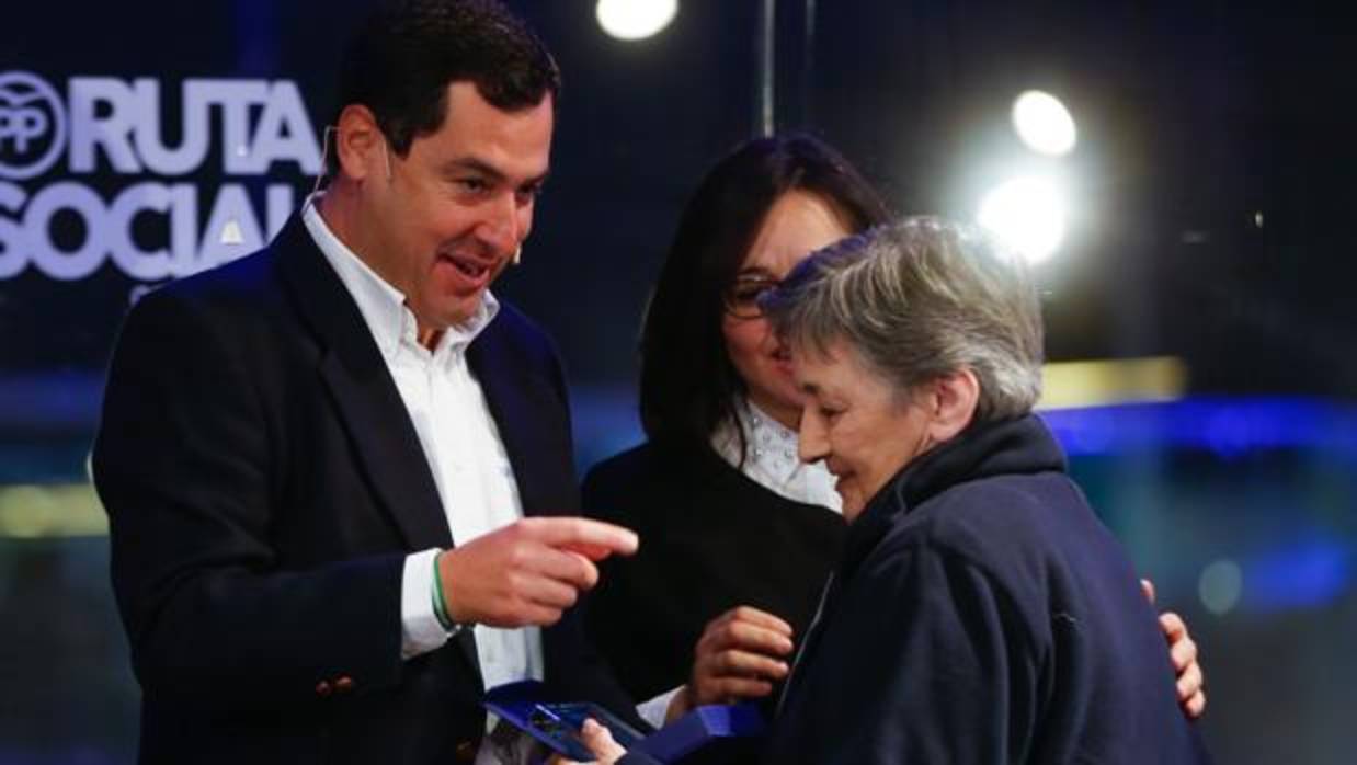 Juanma Moreno en la entrega de unos premios sociales en Sevilla