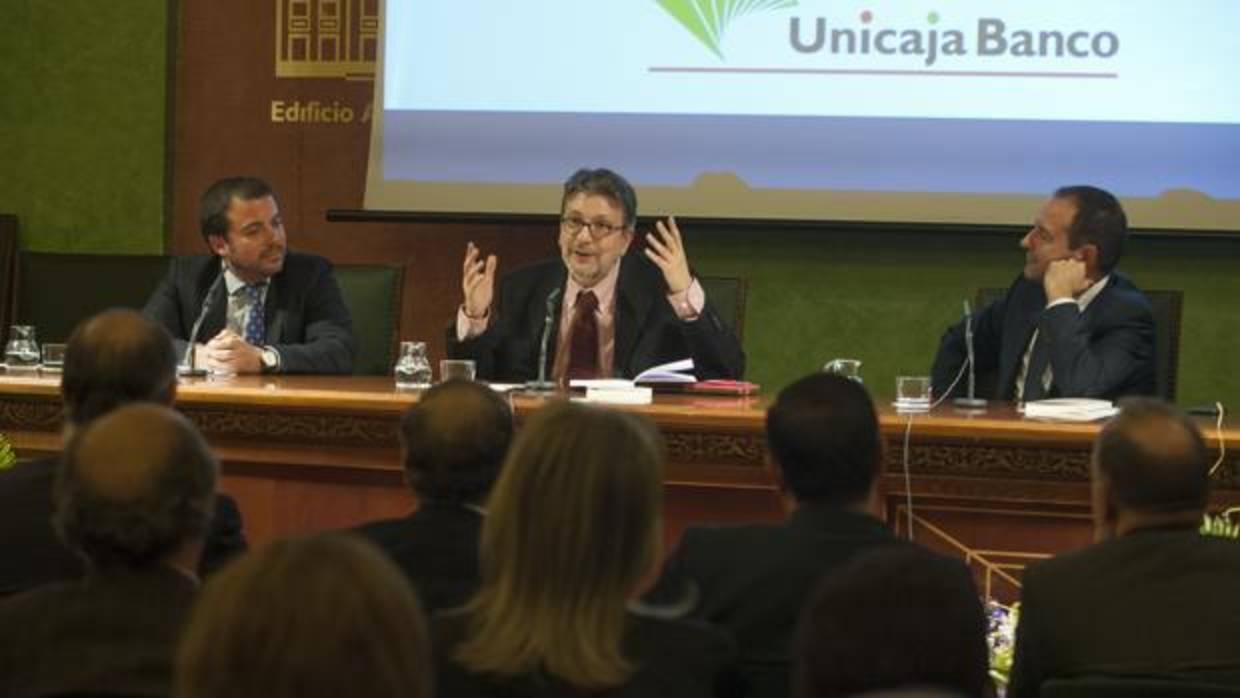 Ignacio Camacho, flanqueado por Fernando del Valle y Manuel Castillo