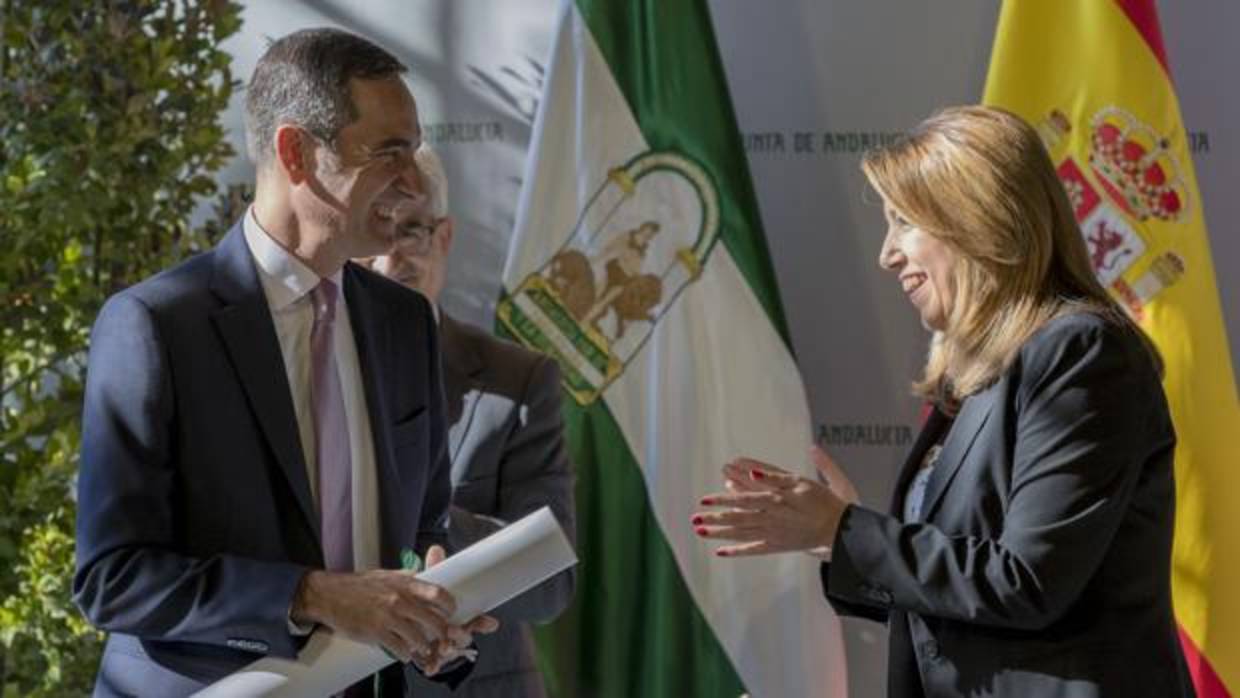 Raúl Doblado recogiendo el premio de manos de la presidenta Susana Díaz.