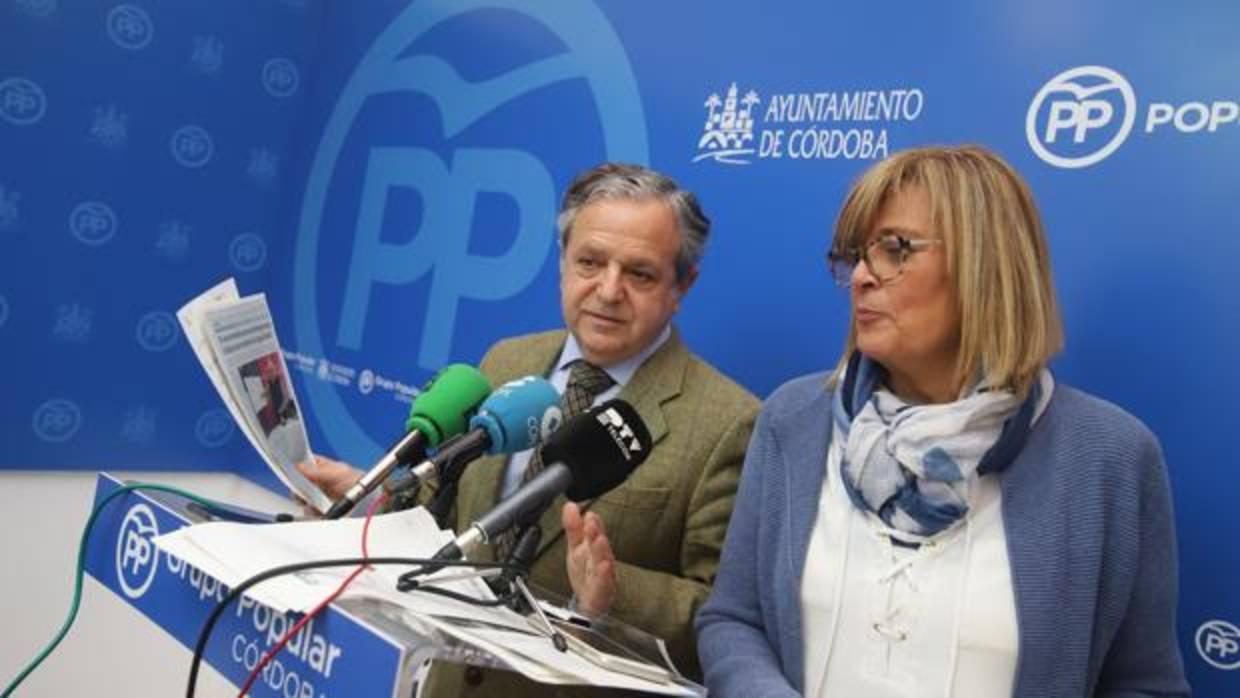 Salvador Fuentes y Amelia Caracuel en el grupo popular