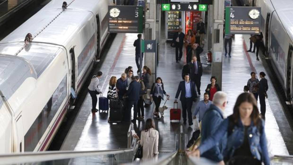 Viajeros en la estación AVE de Córdoba