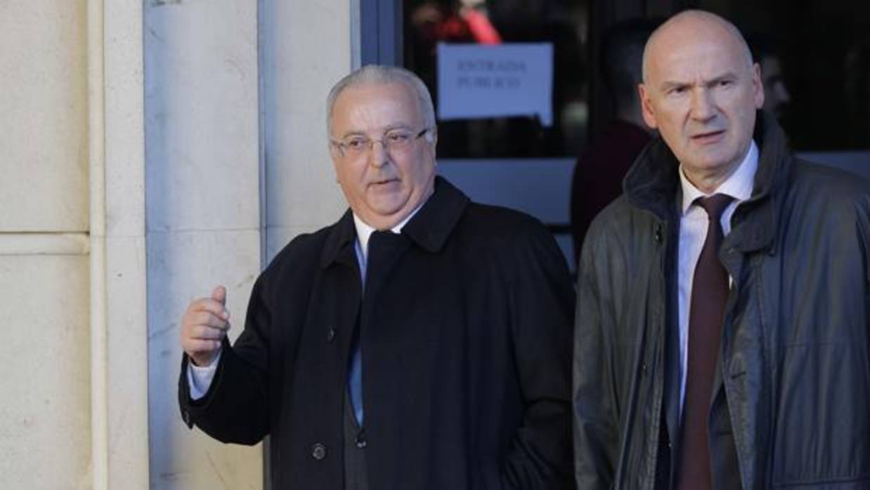 El exconsejero Antonio Fernández (izquierda) saliendo de la Audiencia de Sevilla junto a su letrado
