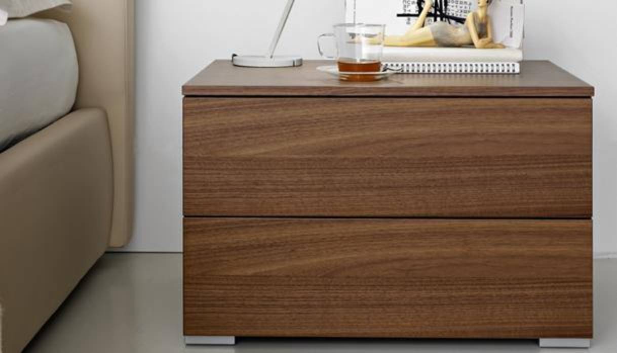 Mesita de noche en un hotel