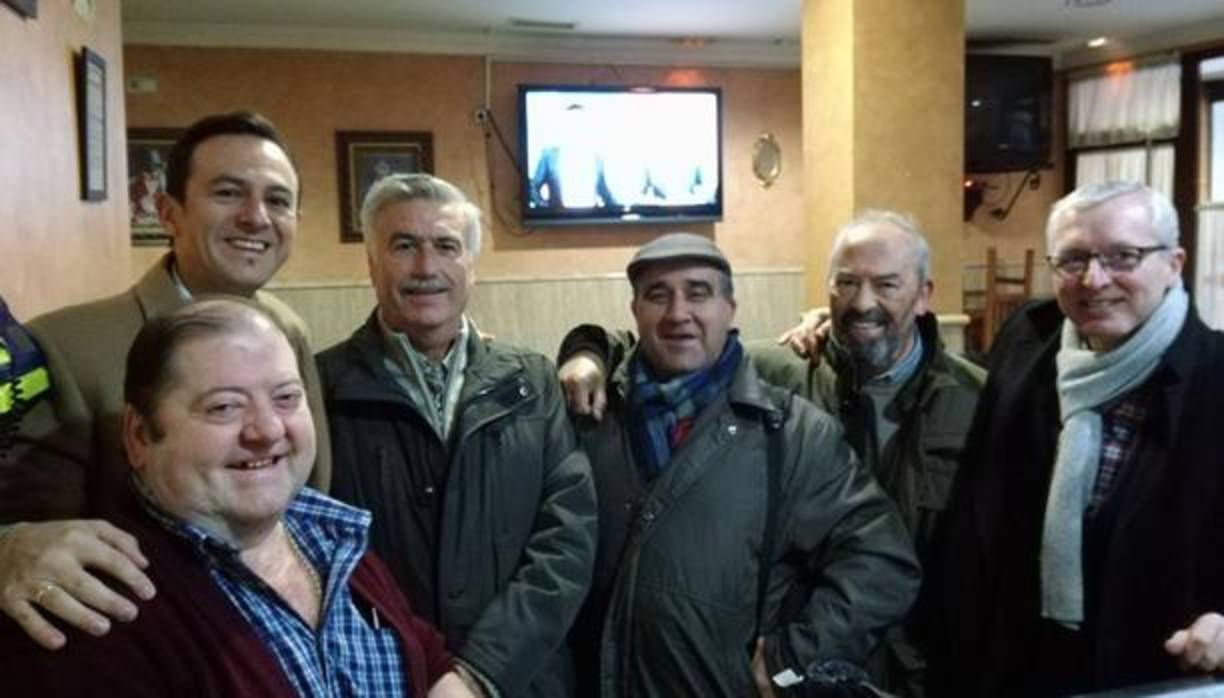 Ediles del PSOE y miembros de la Peña Quinielística del Bar Fanegas