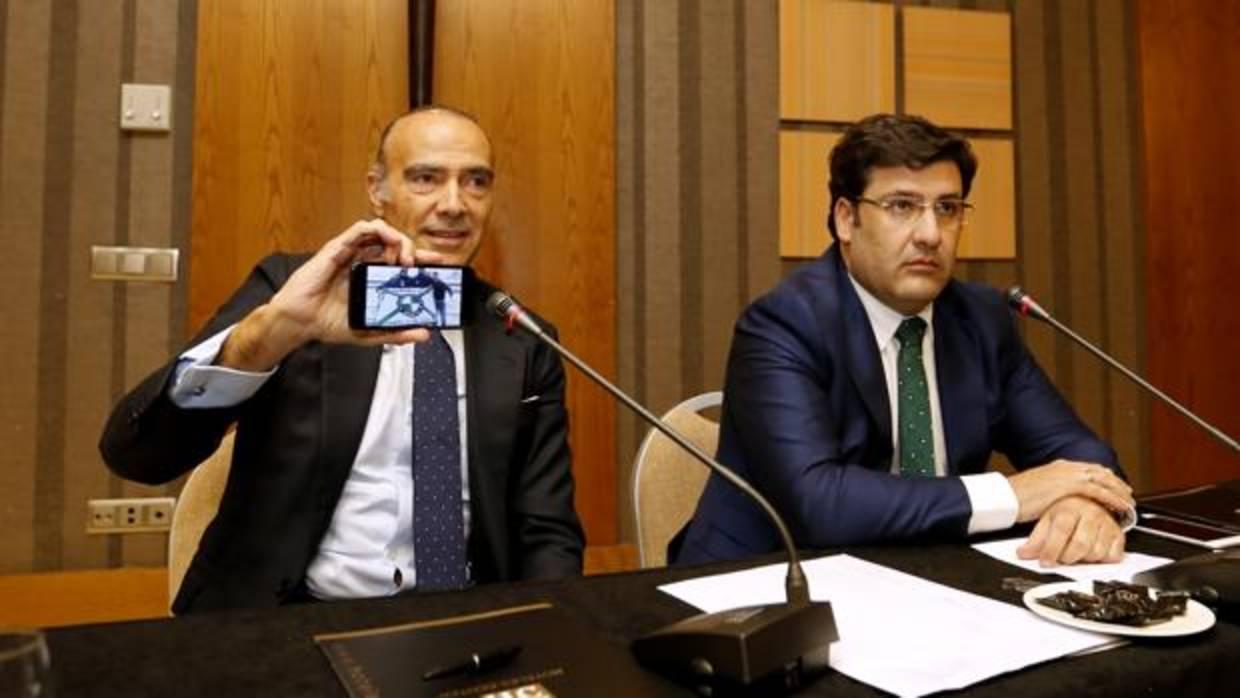 Luis Oliver muestra un vídeo que tenían preparado para anunciar la compra junto a Jesús León