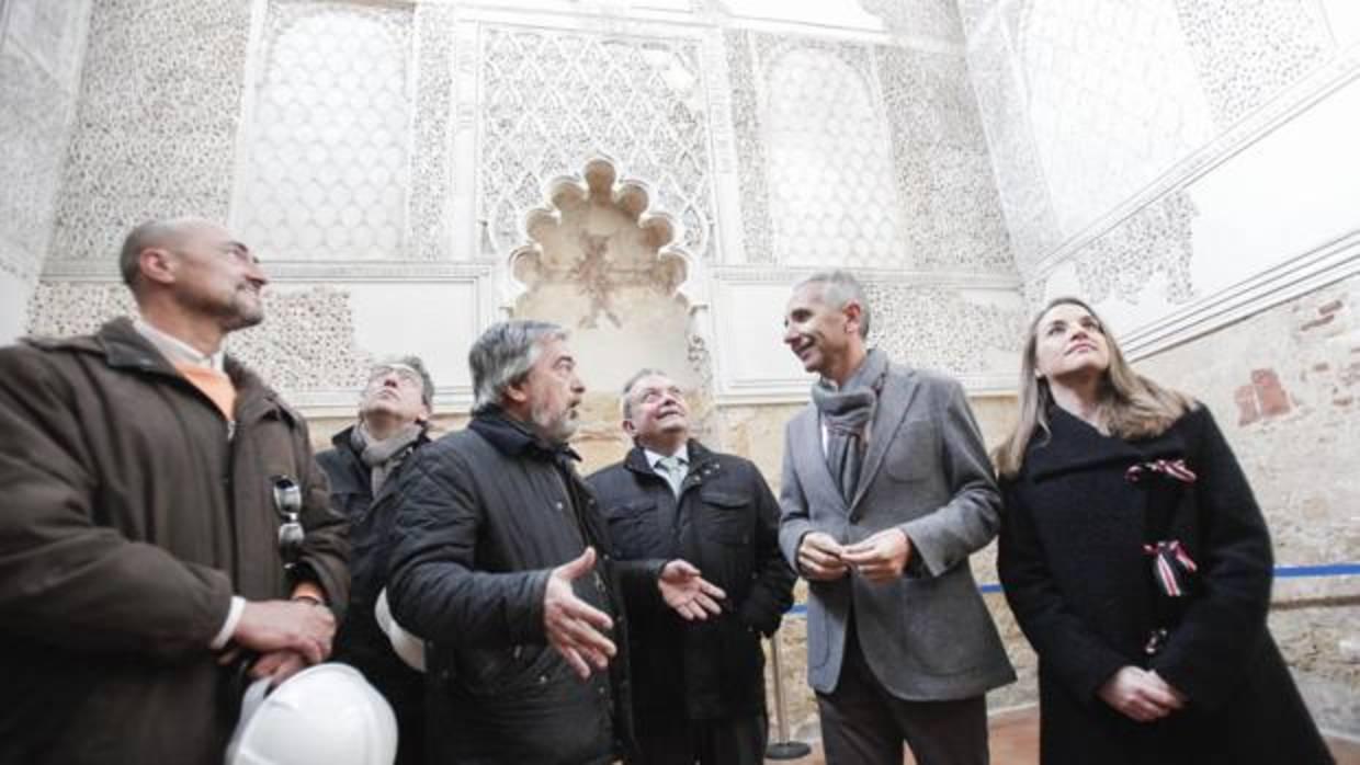 El responsable del proyecto explica al consejero de Cultura los detalles de la obra