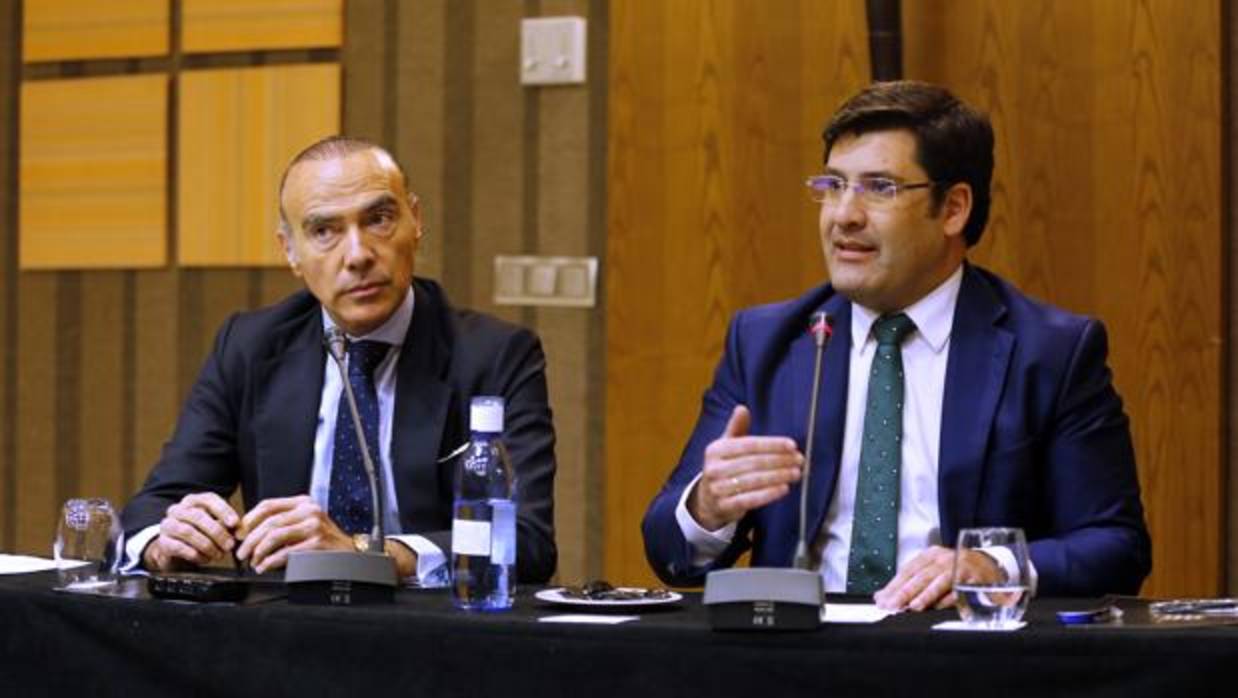 Luis Oliver y Jesús León, durante una comparencia tras suspenderse el acuerdo