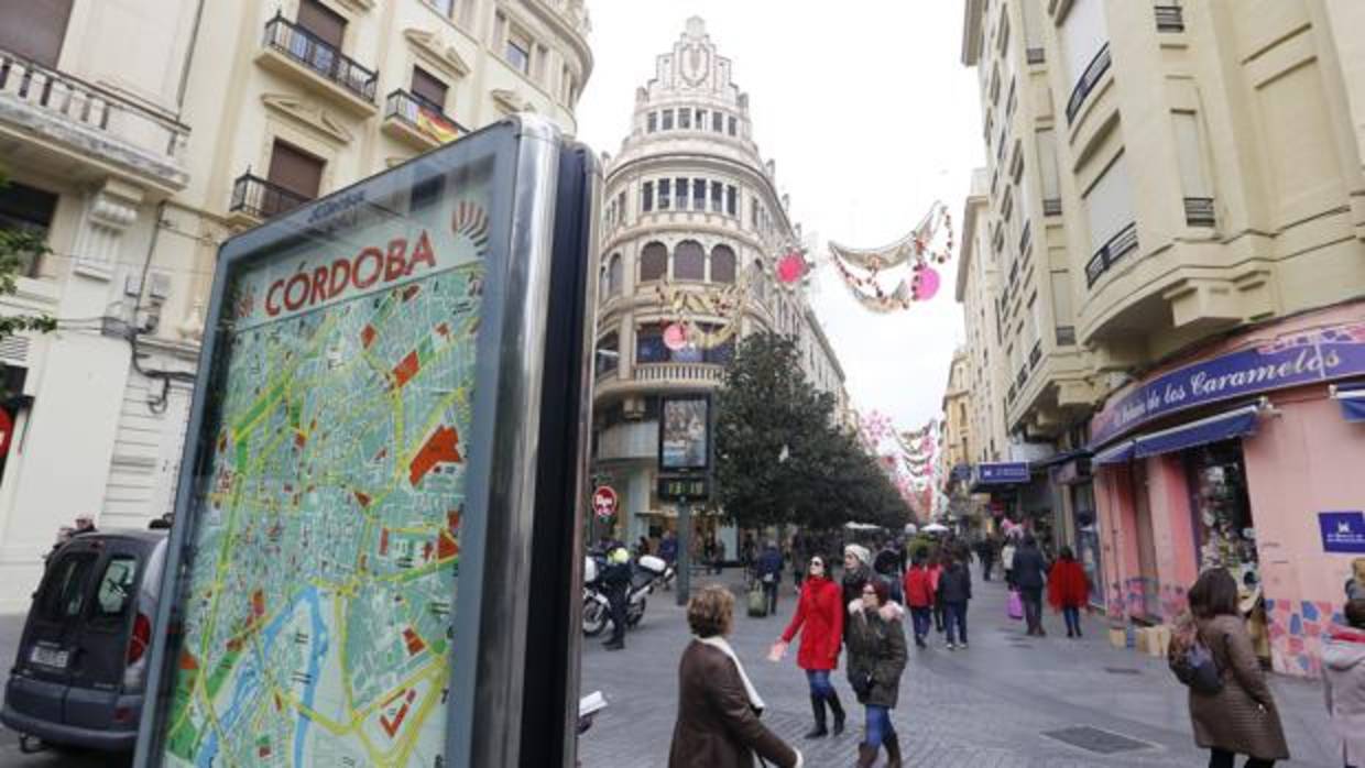 Hito urbano con un callejero de Córdoba al principio de la calle Cruz Conde