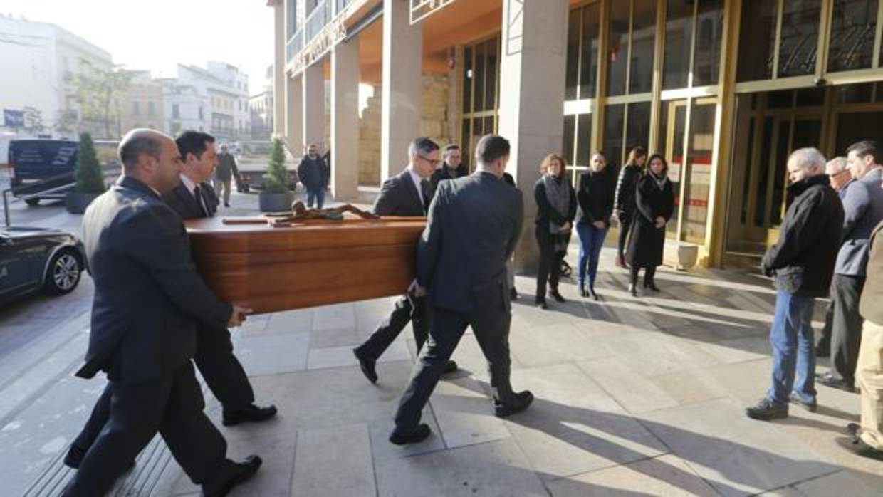 El féretro con los restos mortales del poeta