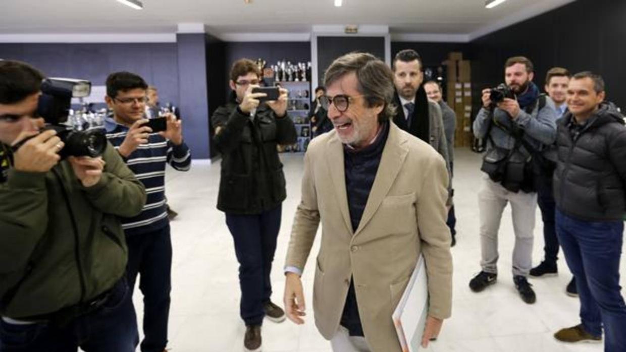 Carlos González sonríe antes de la rueda de prensa del viernes, pese a la situación del club