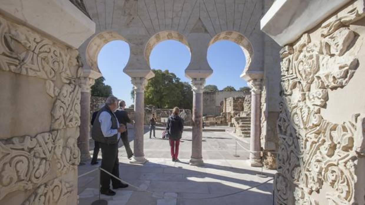 Turistas visitando Medina Azahara