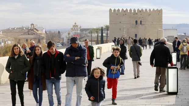 Turistas en el Puente Romano de Córdoba