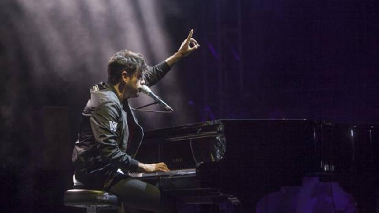 El cantante Pablo López durante un concierto en Córdoba