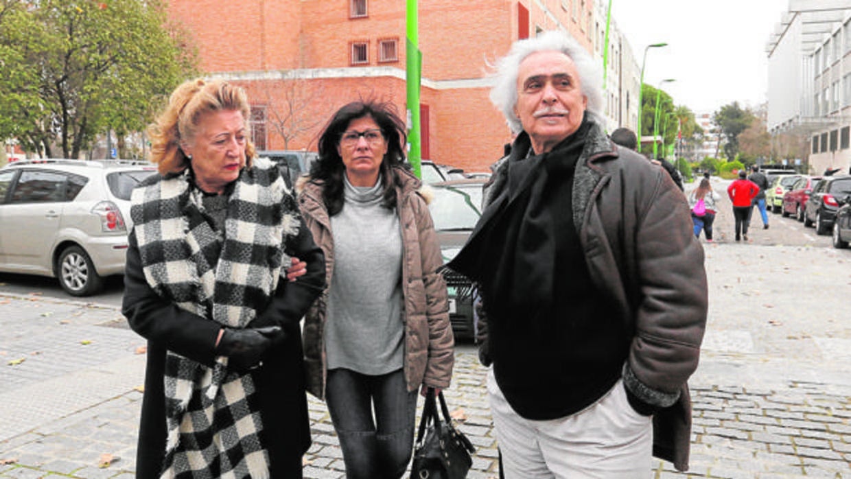 Rafael Gómez acompañado por su familia tras conocer la sentencia