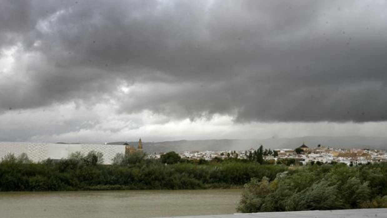 Cielo nuboso sobre la capital cordobesa