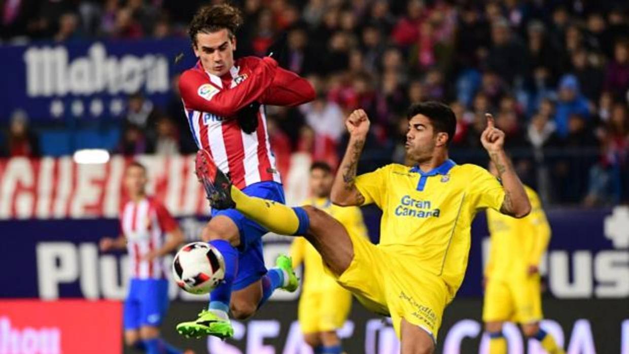 Aythami Artiles, este martes junto a Luis Oliver en el aeropuerto de Sevilla