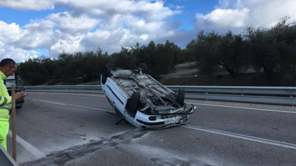 Estado en el que quedó el vehículo tras volcar en la N-432 a la altura de Castro del Río