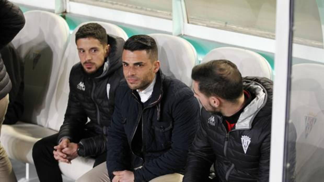 Jorge Romero, con su equipo de trabajo, antes de empezar el partido ante el FC Barcelona B