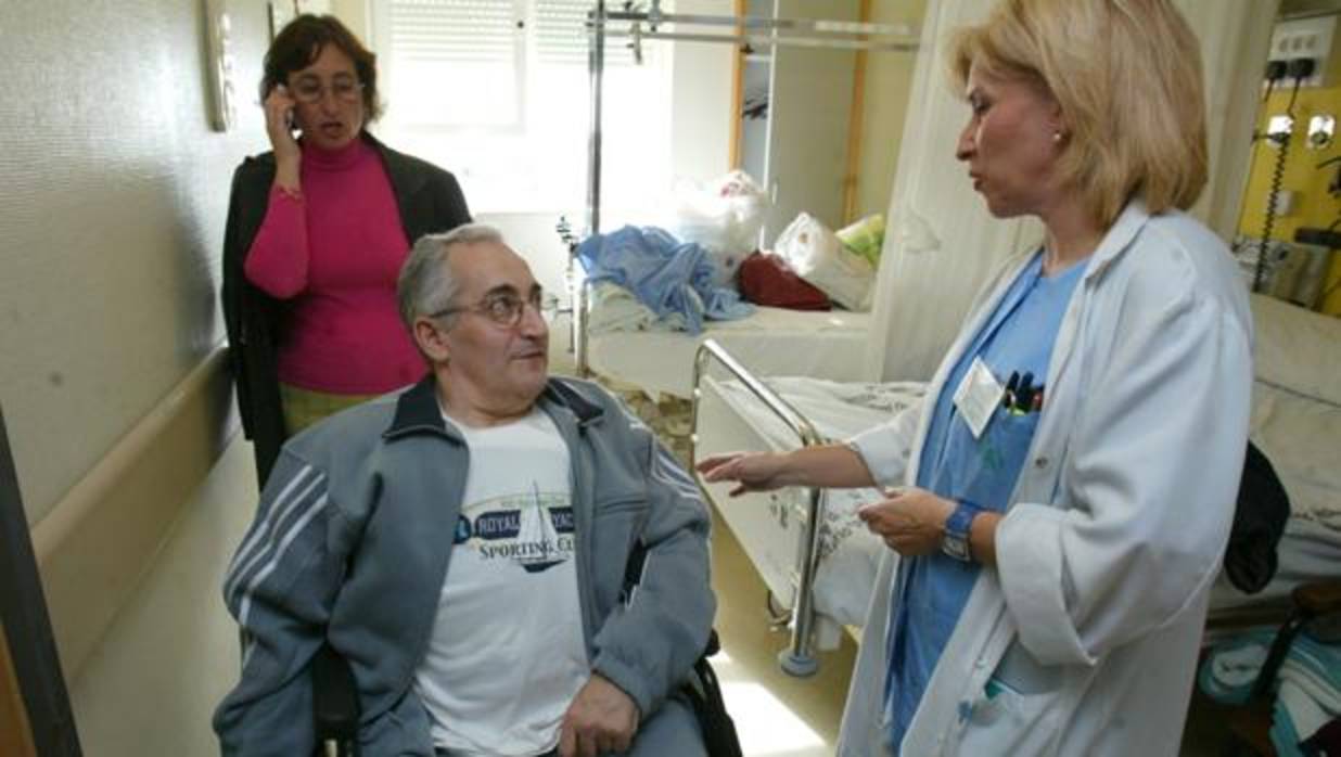 Una enfermera atiende a un paciente en el hospital Reina Sofía de Córdoba