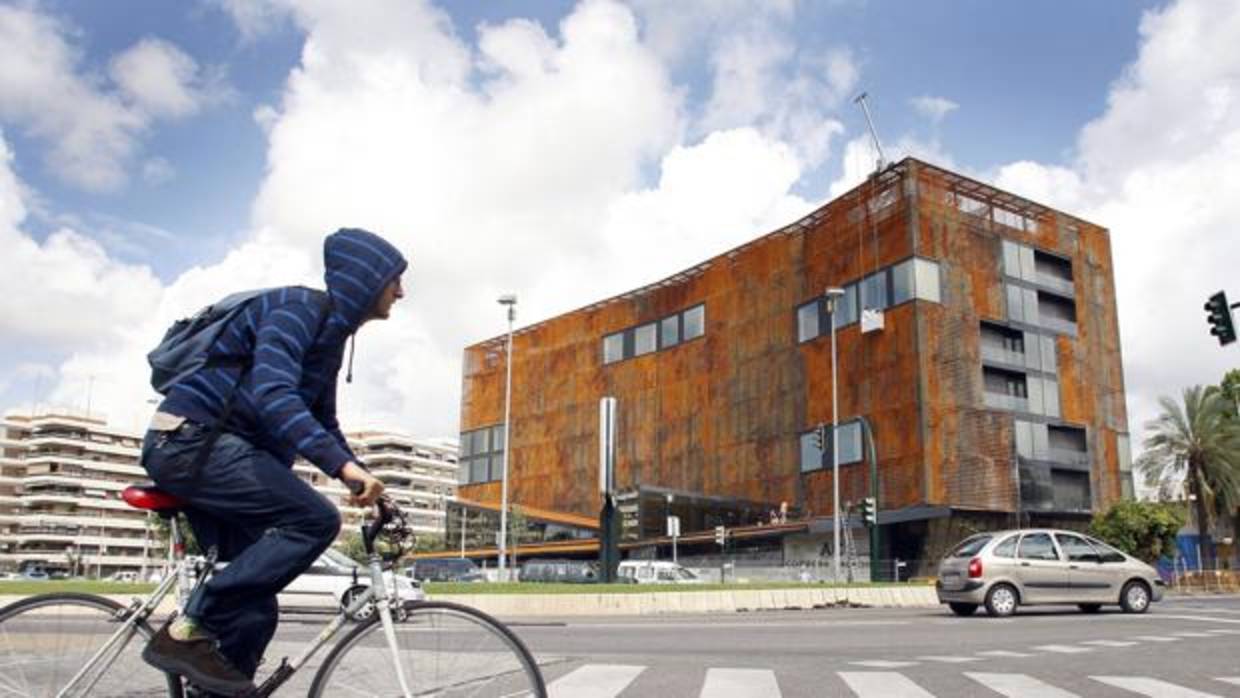 Un ciclista pasa delante del Hotel Córdoba Palace