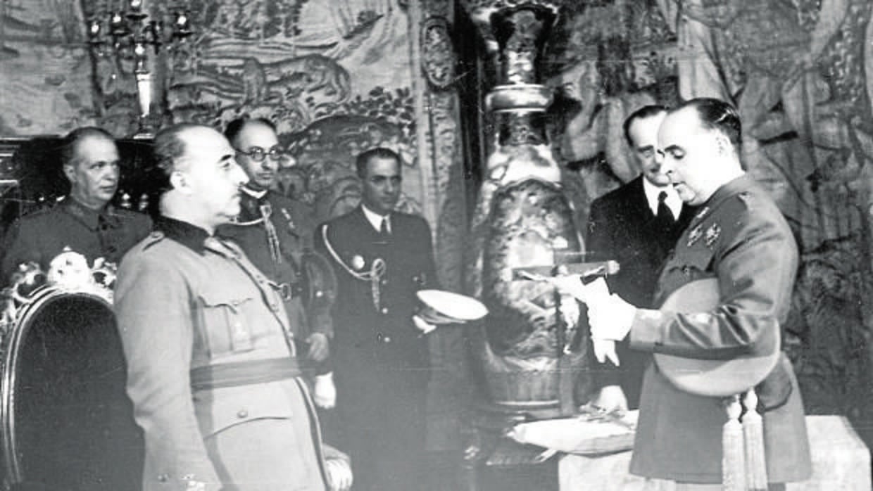 El general Varela jura su cargo de ministro del Aire