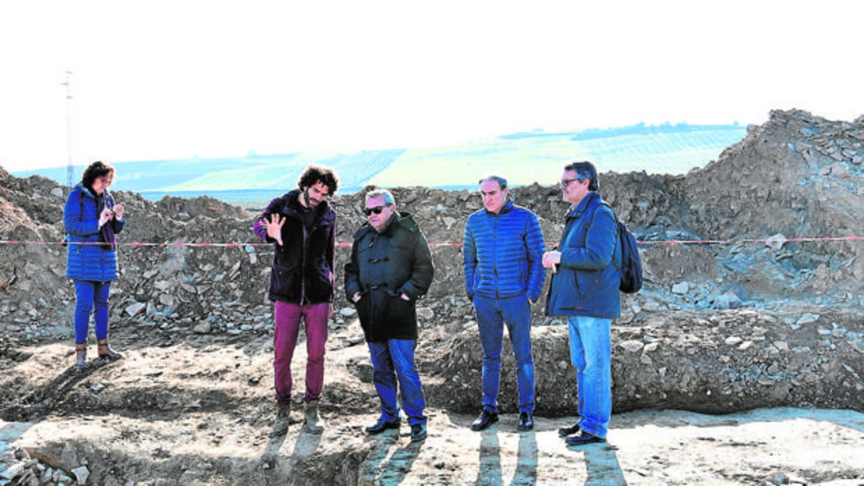 El delegado de Cultura de la Junta junto al alcalde de Palma del Río y a arqueólogos
