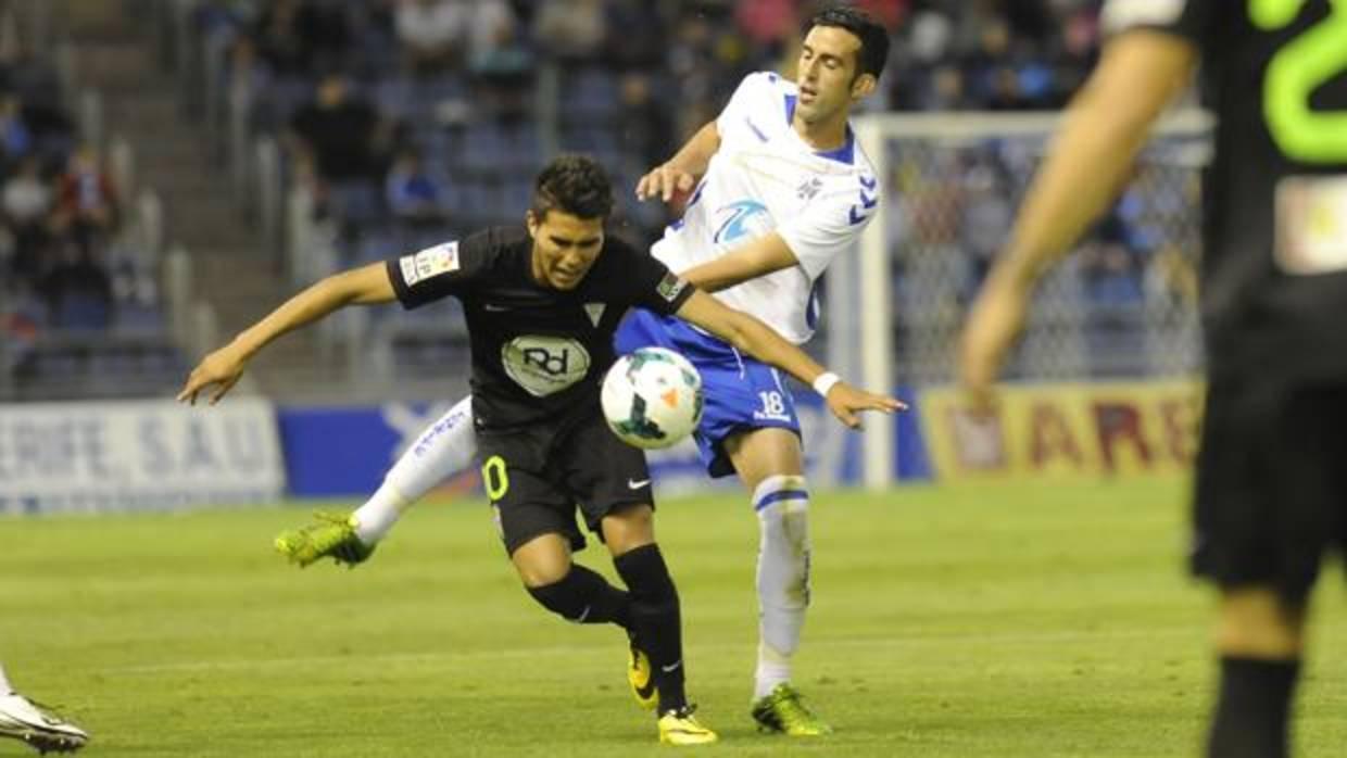 Uli Dávila intenta marcharse de un rival tinerfeño en la temporada 2013/14