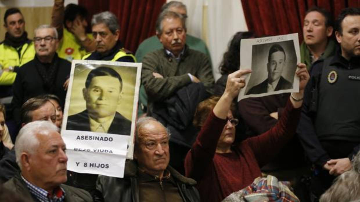 Publico durante la celebración del Pleno en el Ayuntamiento de Córdoba