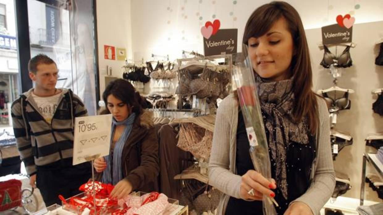 Interior de una tienda decorada con motivo de San Valentín