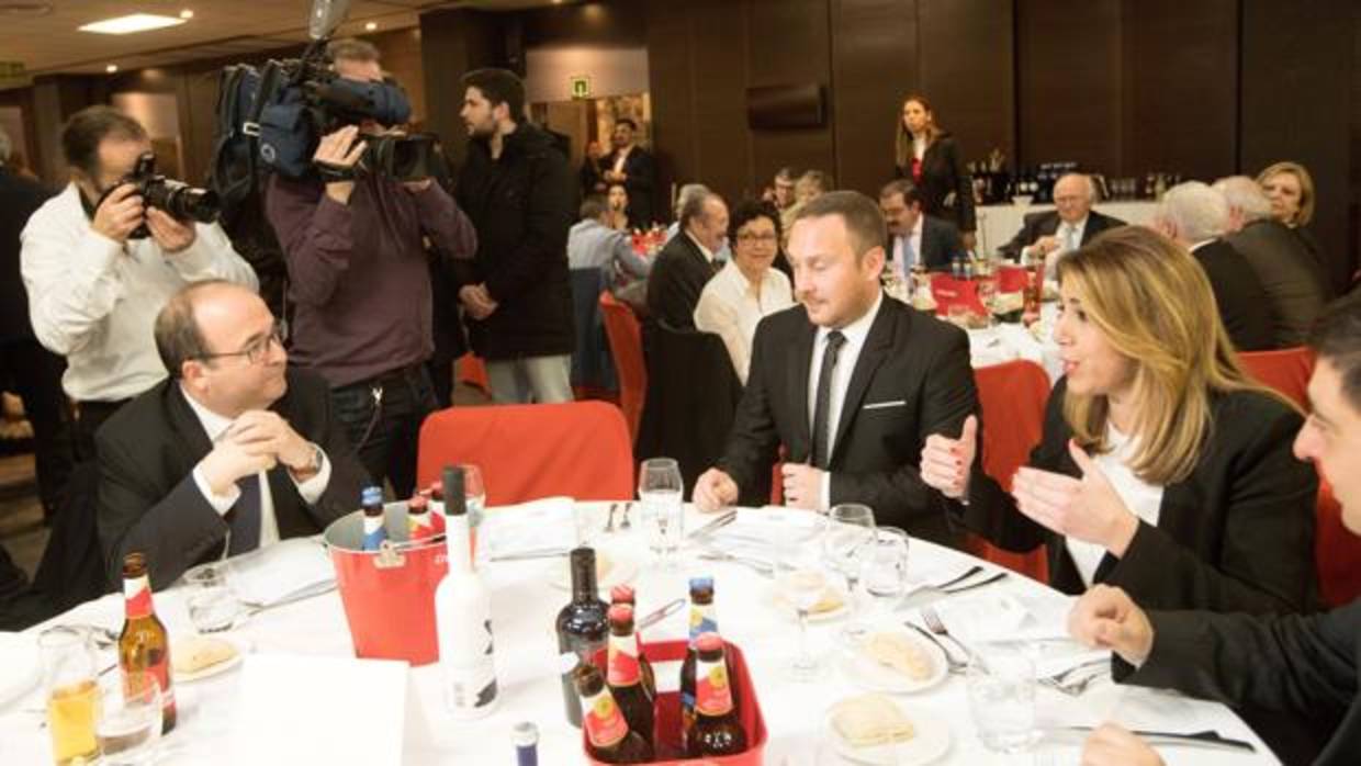 La presidenta de Andalucía, Susana Díaz, acompañada por el presidente de FECAC, Daniel Salinero, y por el líder del PSC, Miquel Iceta