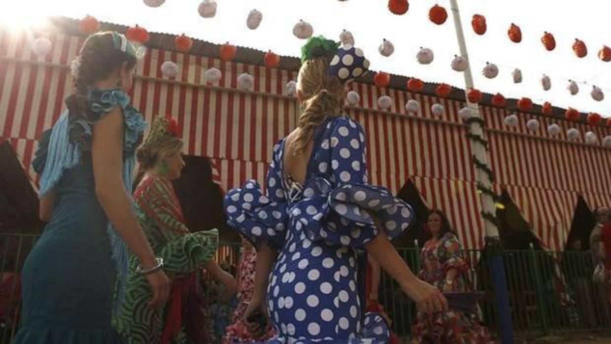 Varias jóvenes se pasen por el Real de la Feria de Abril