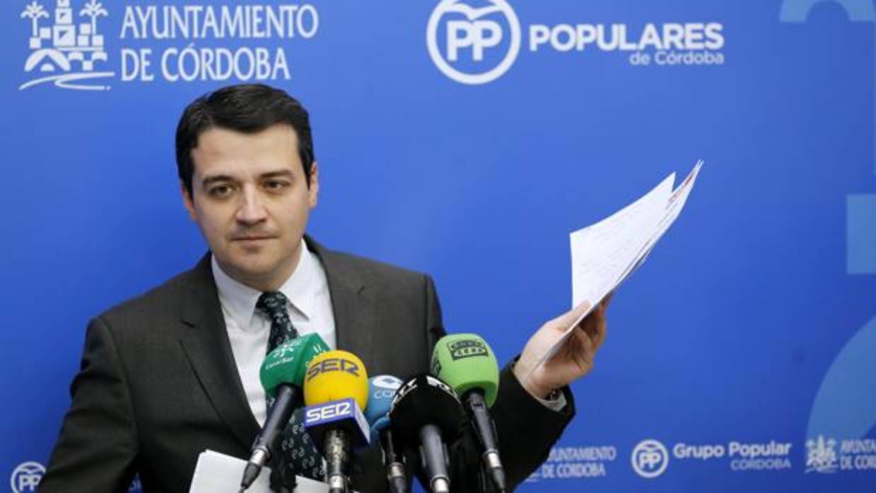 El portavoz municipal del PP, José María Bellido, durante la rueda de prensa que ofreció ayer