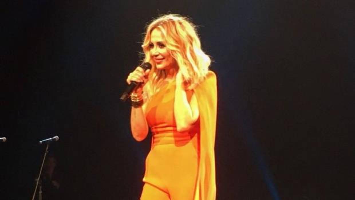 Marta Sánchez durante el concierto en el que cantó el himno