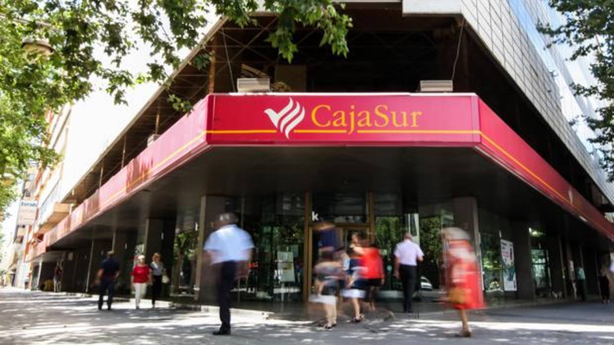 Javier García Lurueña, consejero delegado de Kutxbank; Gregorio Villabeitia, presidente del grupo, y Miguel Ángel Cabello, presidente de Cajasur