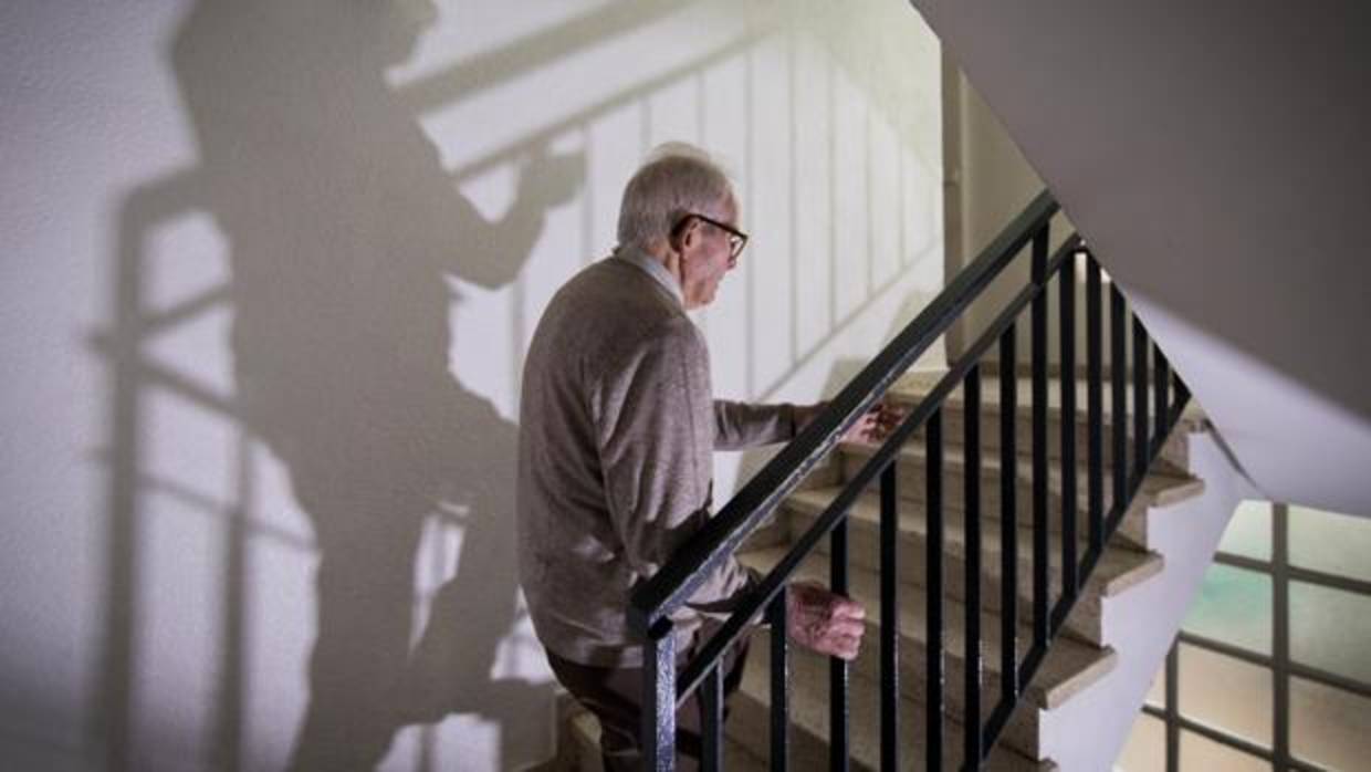 Juan José Serrano está afectado de parkinson y tiene verdaderas dificultades para bajar y subir