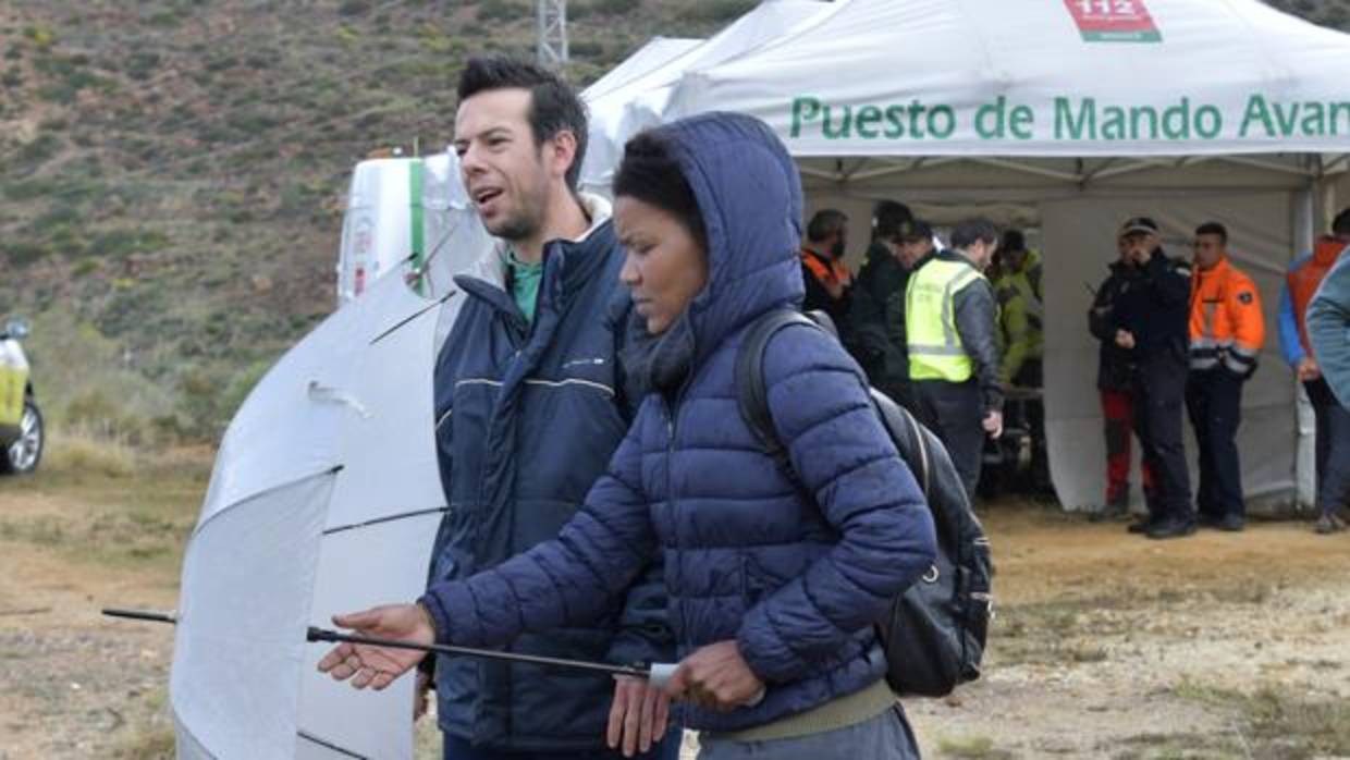 Ana Julia junto a Ángel Cruz durante la búsqueda de Gabriel