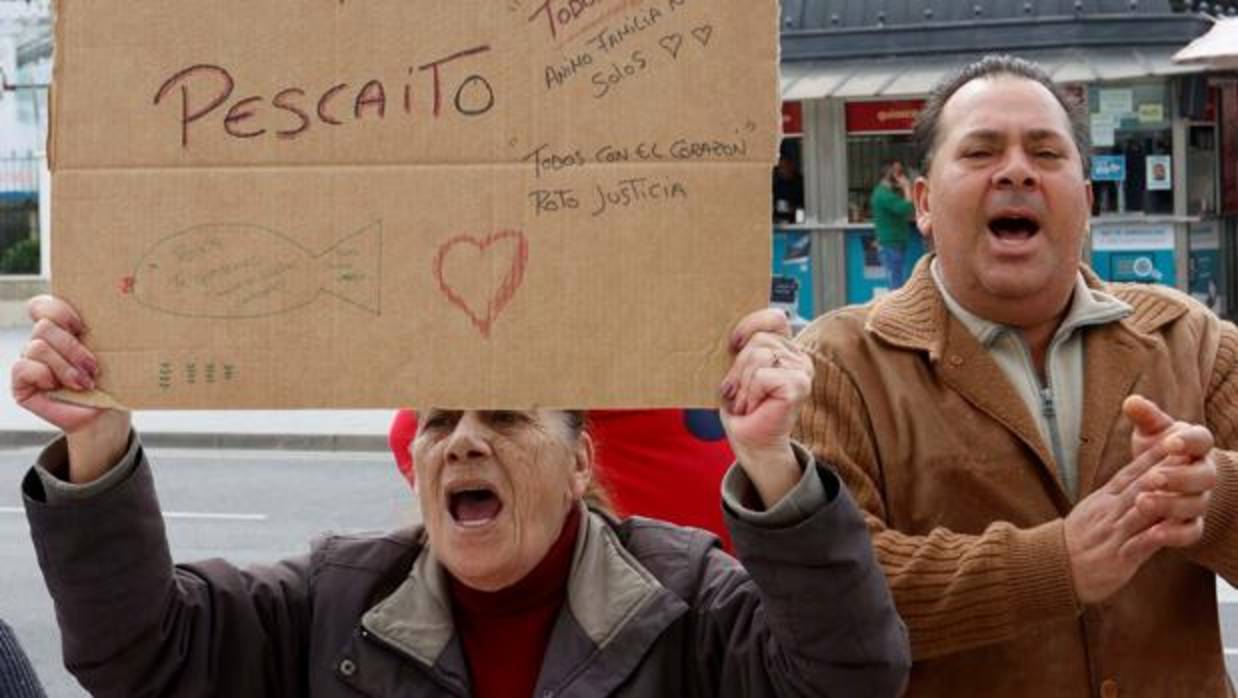 Numerosas personas se han concentrado esta mañana ante las puertas de los juzgados de Almería