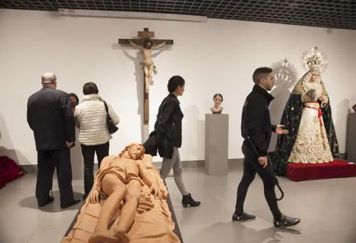 Yacente de Antonio Bernal, Crucificado de Guillermo Martínez y Dolorosa de Carmen Bernal, en la exposición de Córdoba