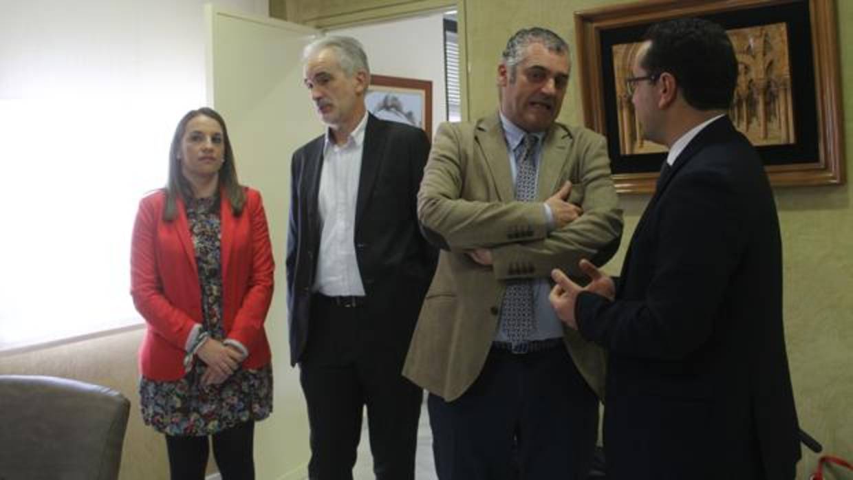 El consejero de Empleo, Javier Carnero, ayer durante su visita a Baena