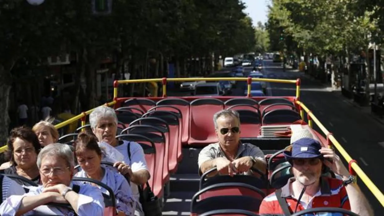 Turistas durante un paseo en el bus turístico por Córdoba