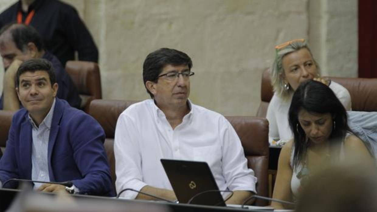 En el centro, Juan Marín, líder de Ciudadanos en Andalucía